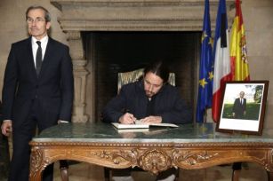 Iglesias firma el libro de condolencias en la residencia del embajador de Francia