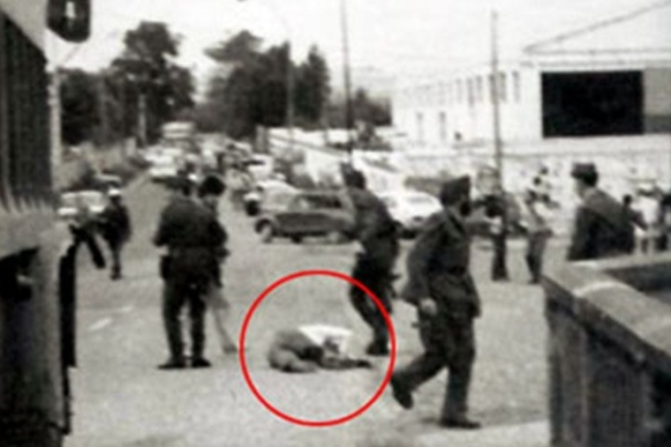 El cuerpo sin vida de Gladys del Estal, asesinada en Tudela por disparos de la Guardia Civil durante una manifestación antinuclear autorizada. / 